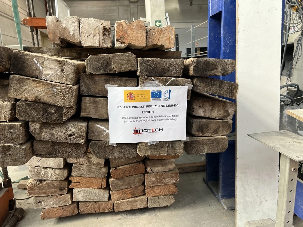 Acopio de vigas de madera de edificios históricos
