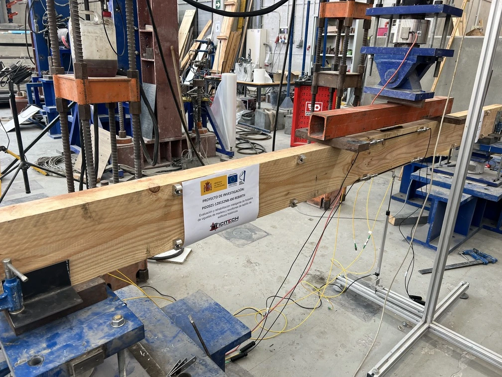 Ensayo a flexión de viga de madera aserrada